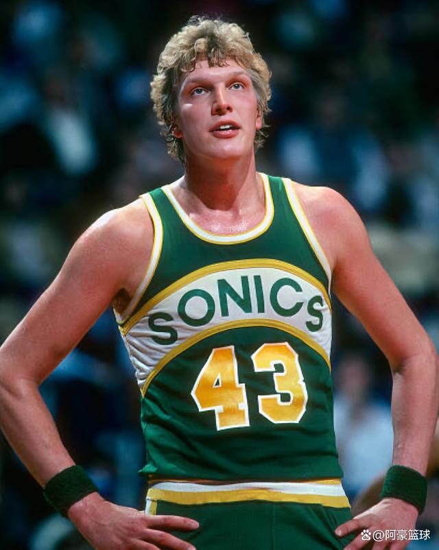 赛后体能课后；俄克拉荷马雷霆主帅复盘备战荷甲；赛场秩序良好；更衣室氛围转暖的简单介绍